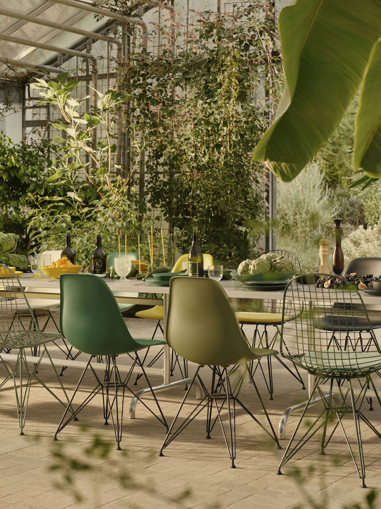 Vitra 3+1 op Eames plastic stoelen